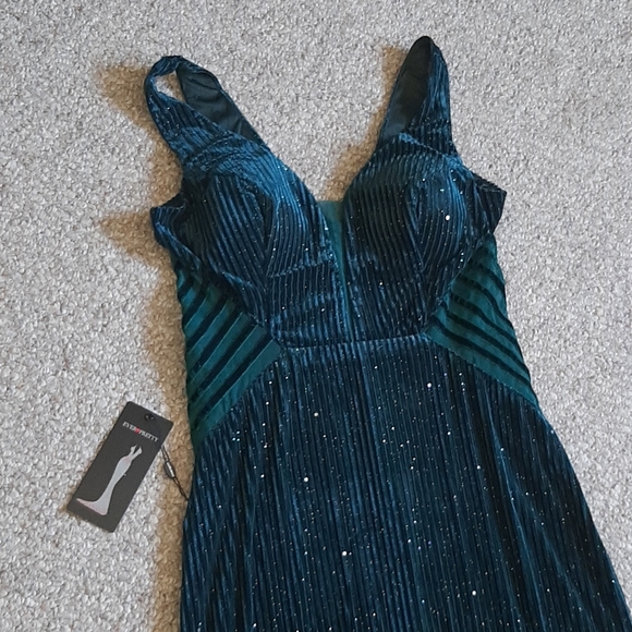 New Green Velvet Pleaded Evening Prom Dresses. - Picture 5 of 12